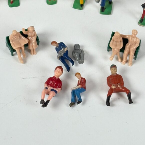 Vintage HO Scale 35+ Miniature Platform Figures People Scene Accessories - Picture 8 of 11